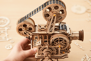 激光切割木質(zhì)放映機(jī)，那抹不去的兒時(shí)記憶